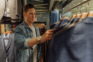 homem olhando roupas em uma loja