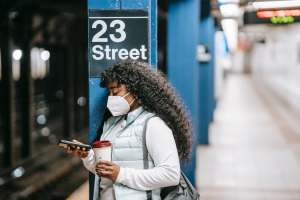 uma mulher negra em uma estação de metro